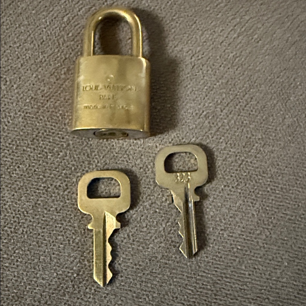 Louis Vuitton Lock and two Keys #323